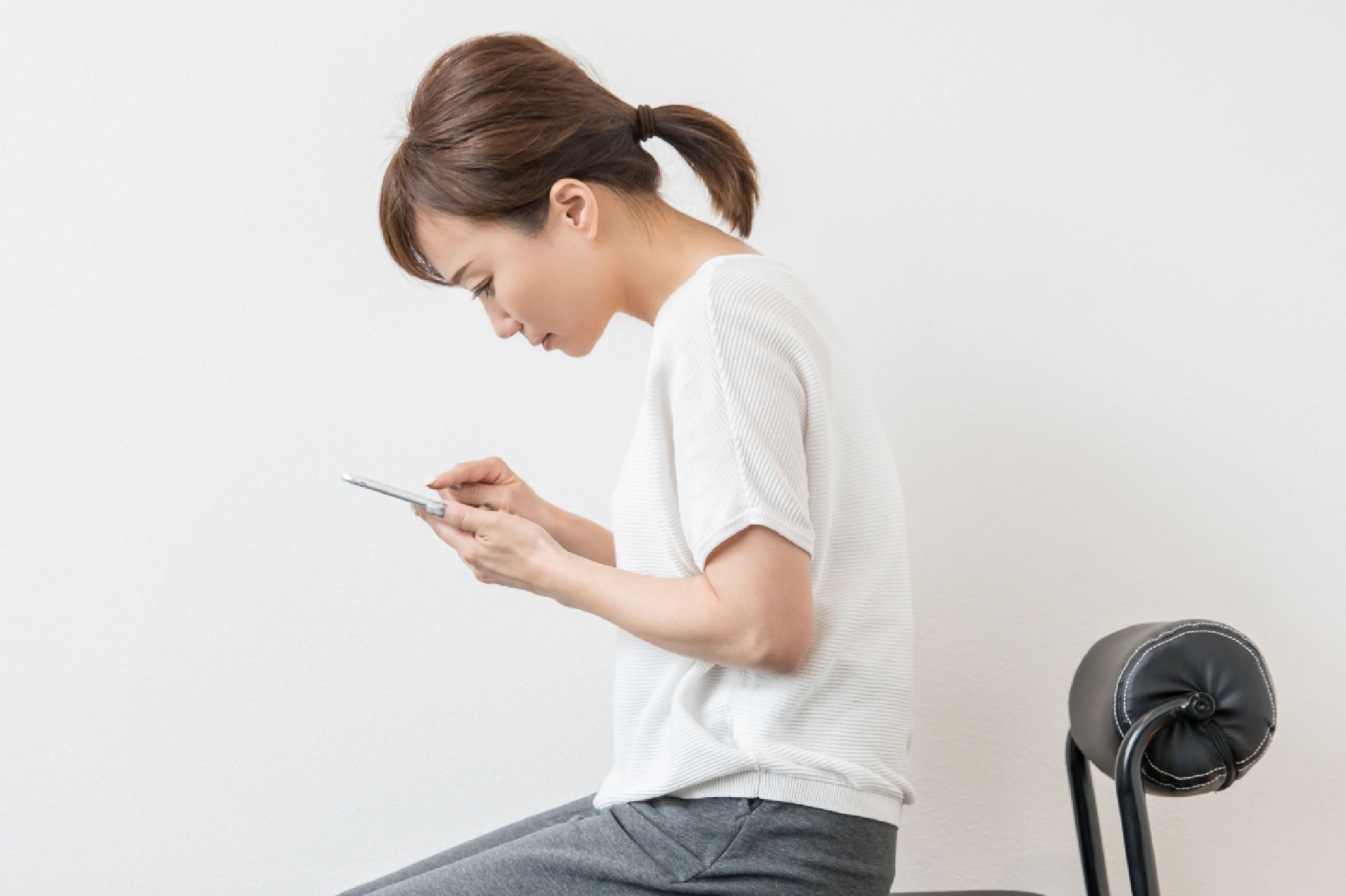 草津市で猫背に悩む女性