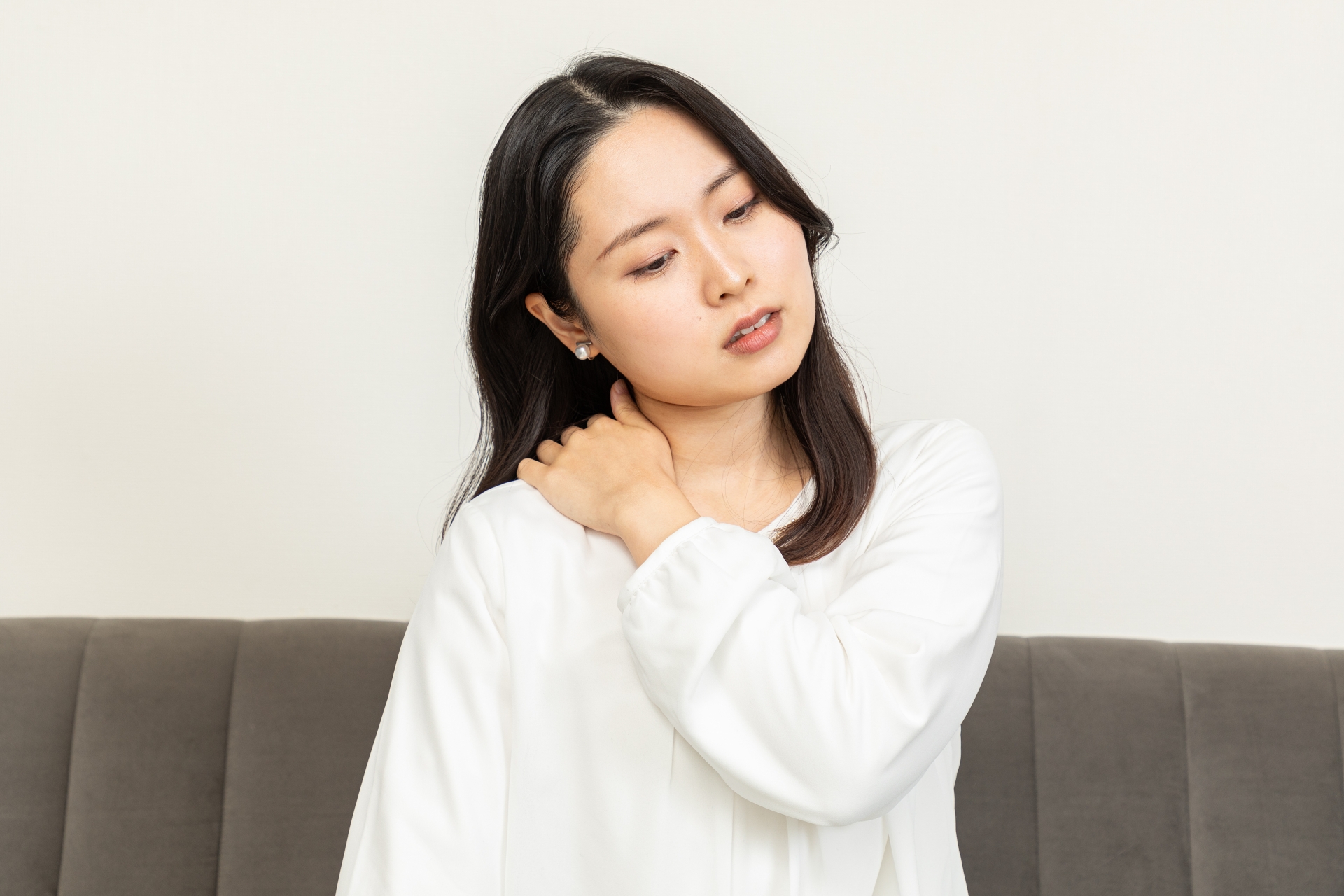 肩の痛みに悩む女性のイメージ|草津市 整体