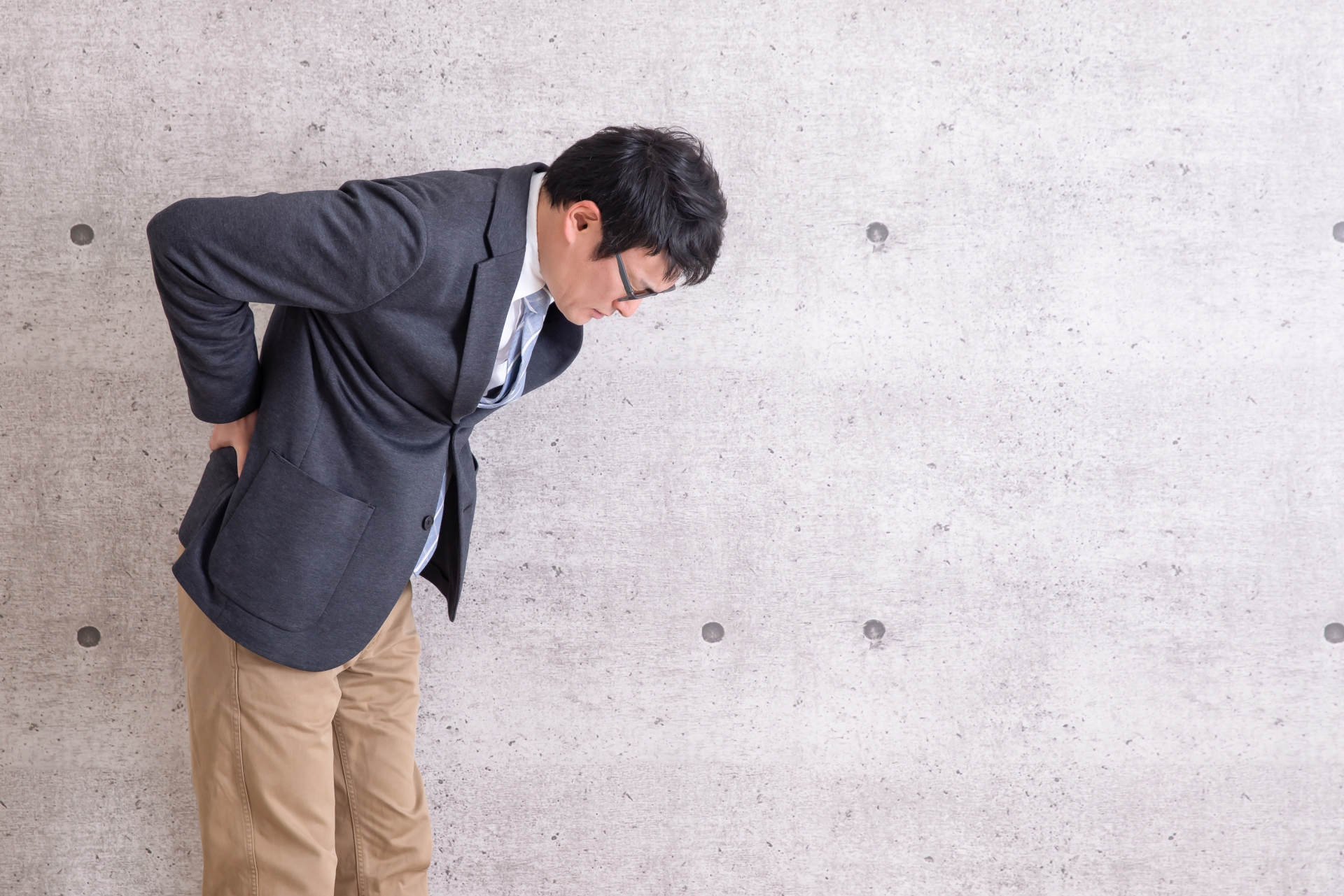 慢性的な腰痛に悩む男性|草津市