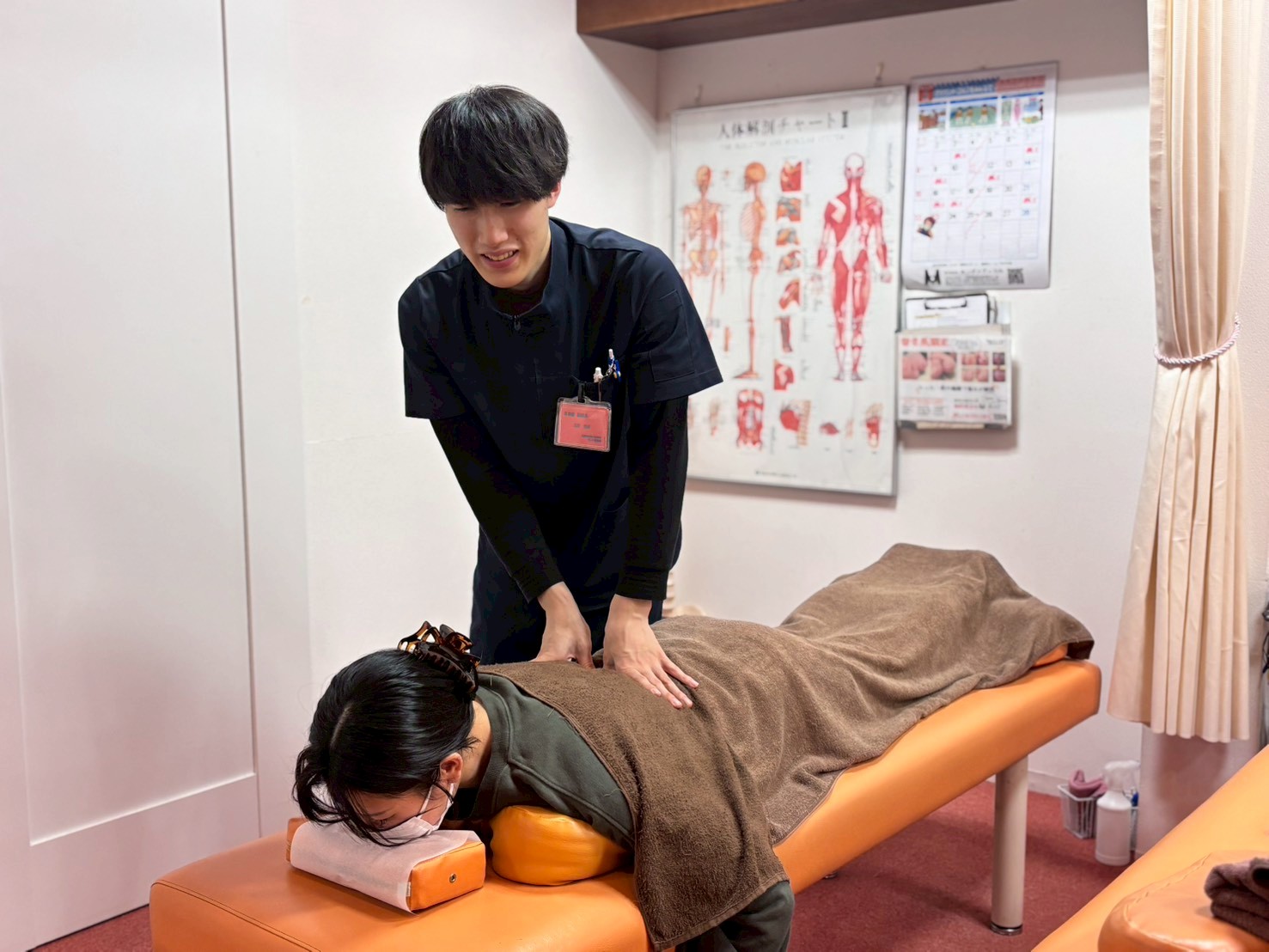 草津市腰痛施術の様子