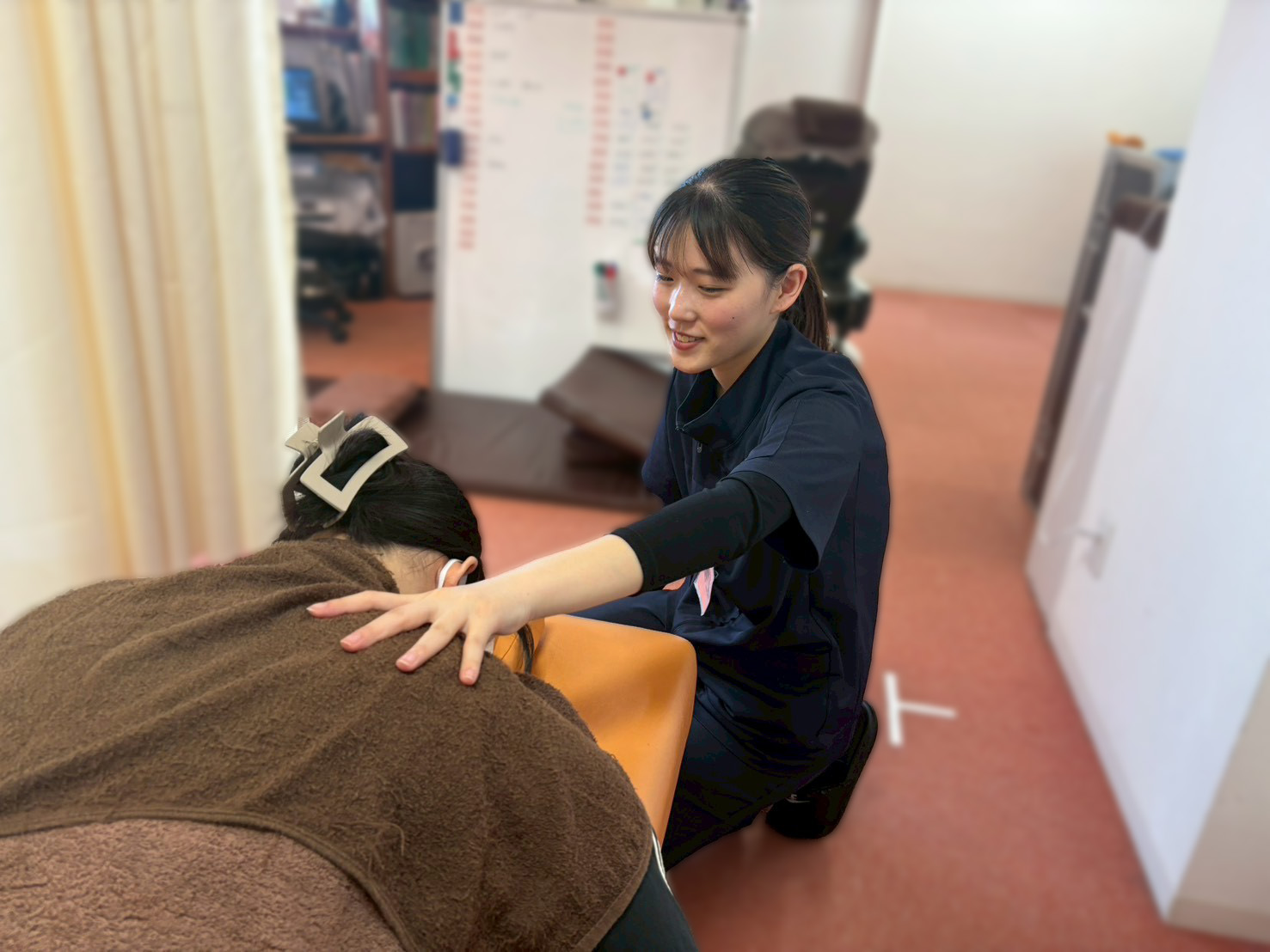肩の痛みに対する整体施術風景|草津市