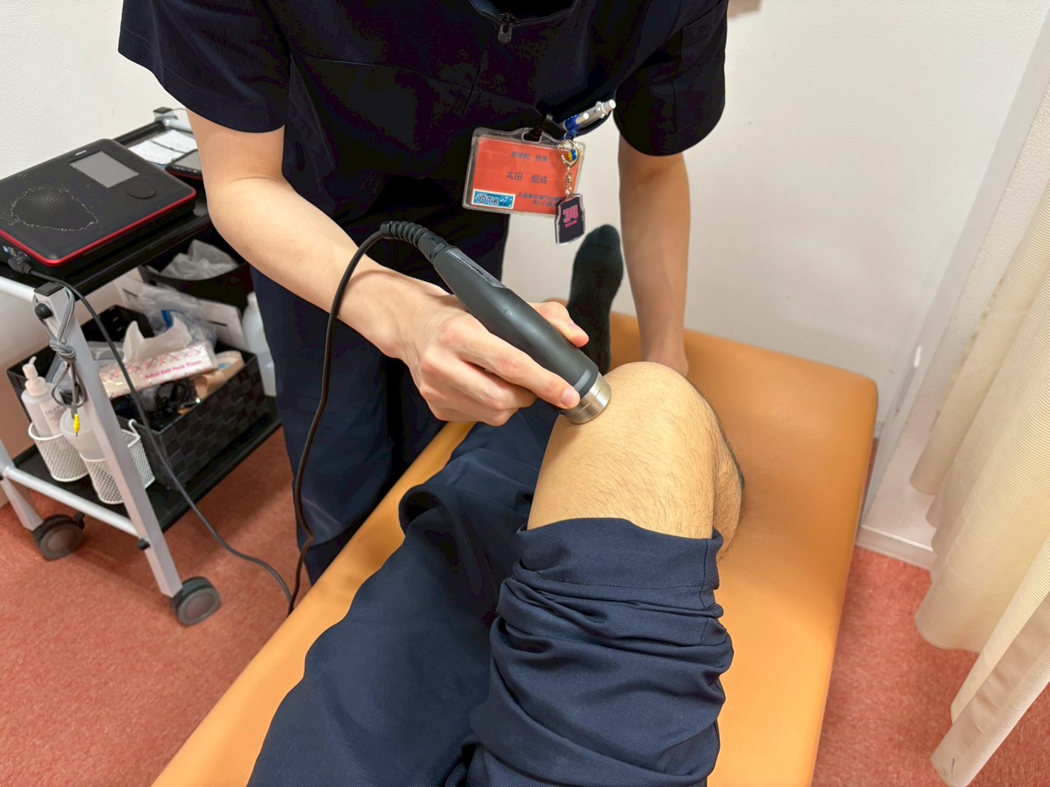 草津市で膝へコンビネーション治療を行う様子