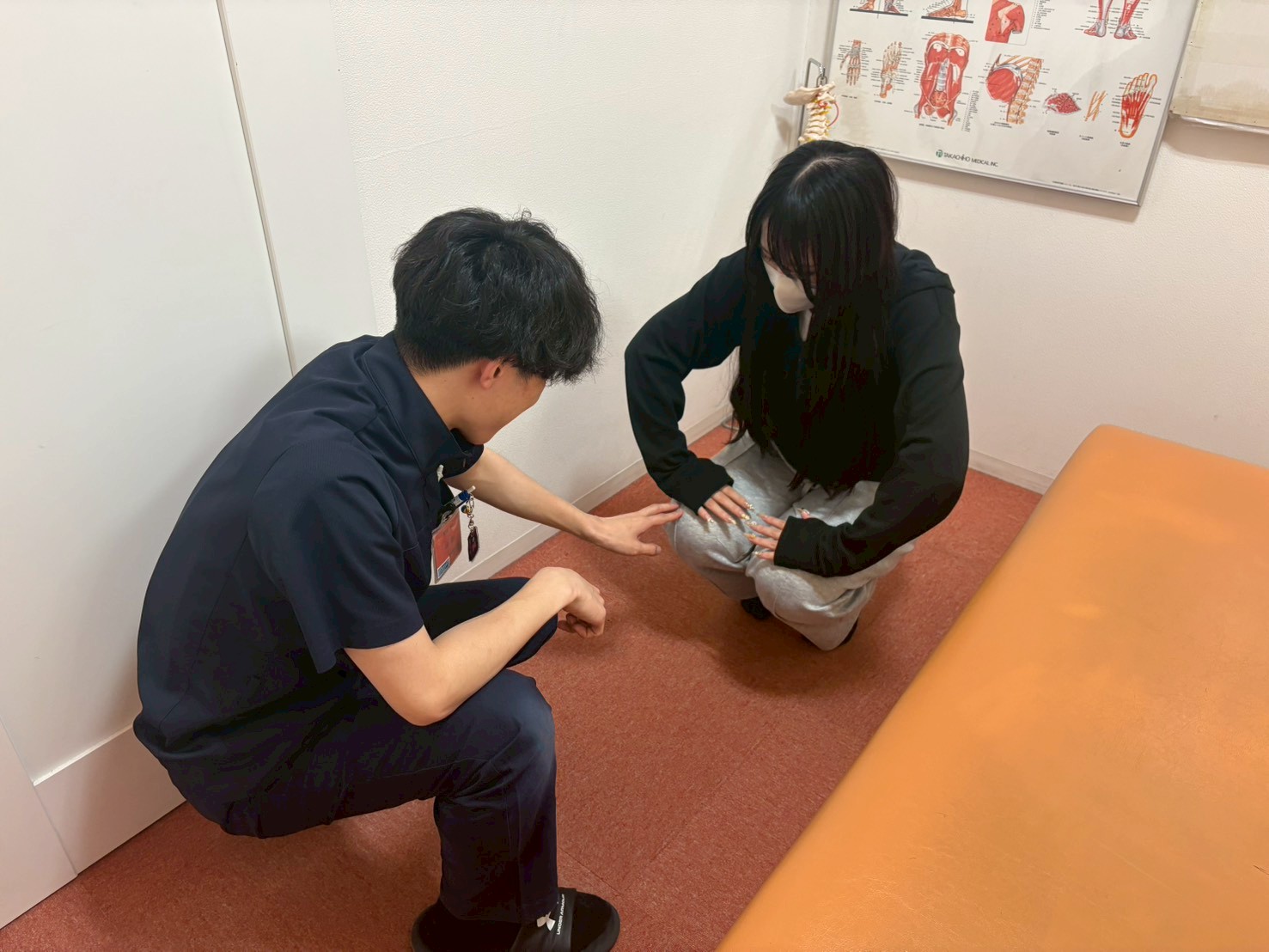 草津市で膝の状態を検査する様子
