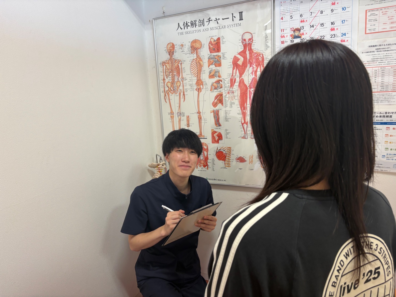 草津市のまいれ整骨院で頭痛の問診を行う様子