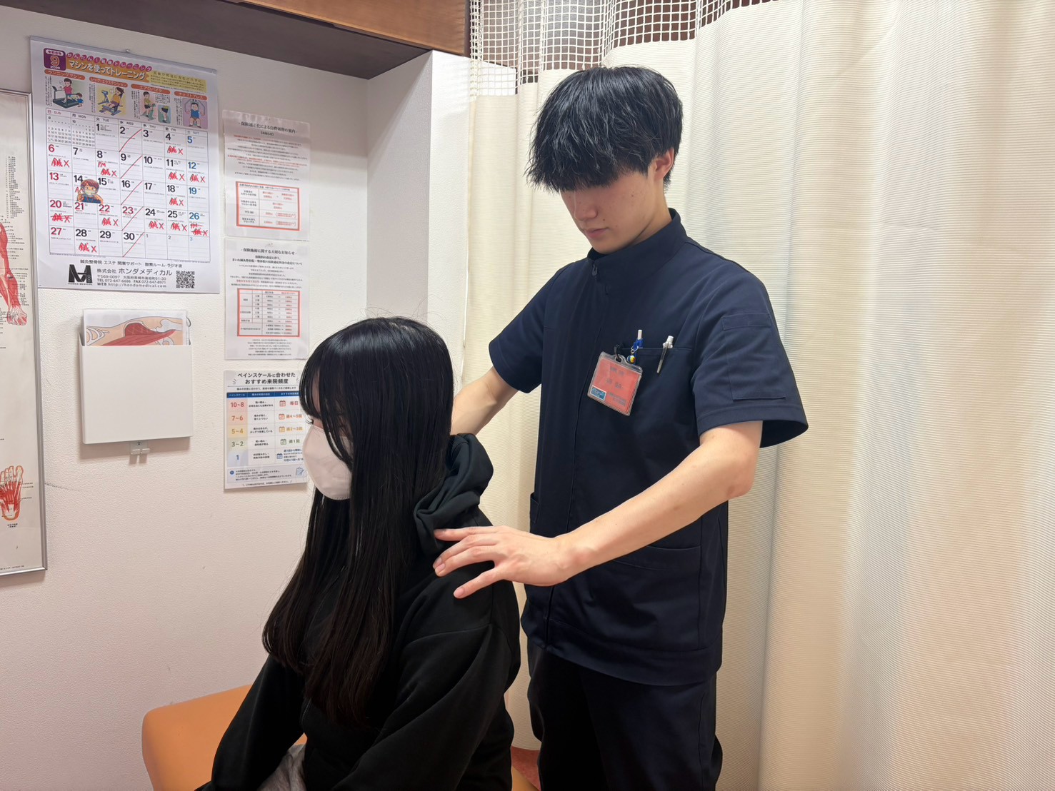 草津市で猫背や姿勢の検査している様子