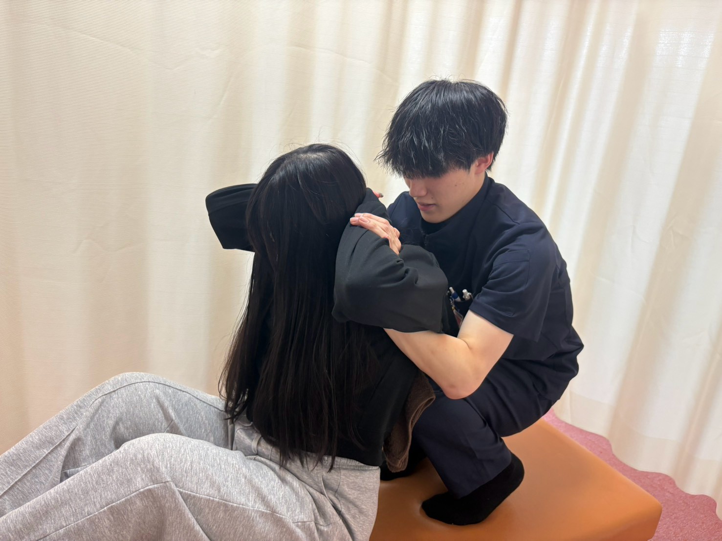 猫背改善のため猫背矯正をしている様子