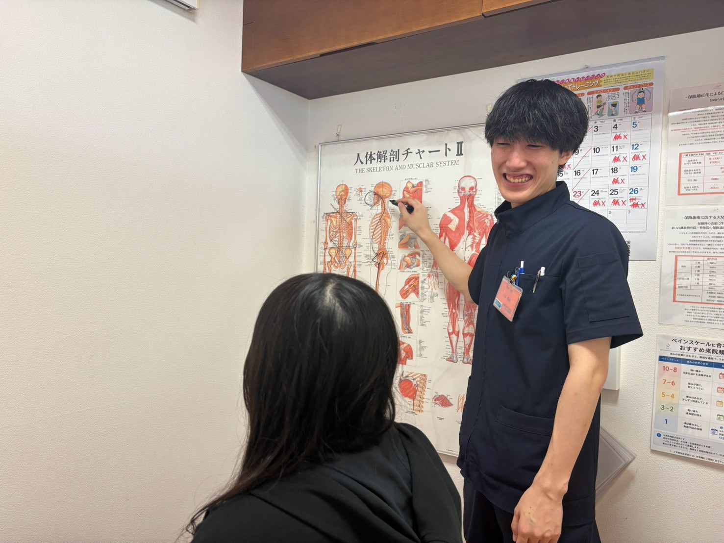 草津市で猫背や姿勢の状態を確認している様子