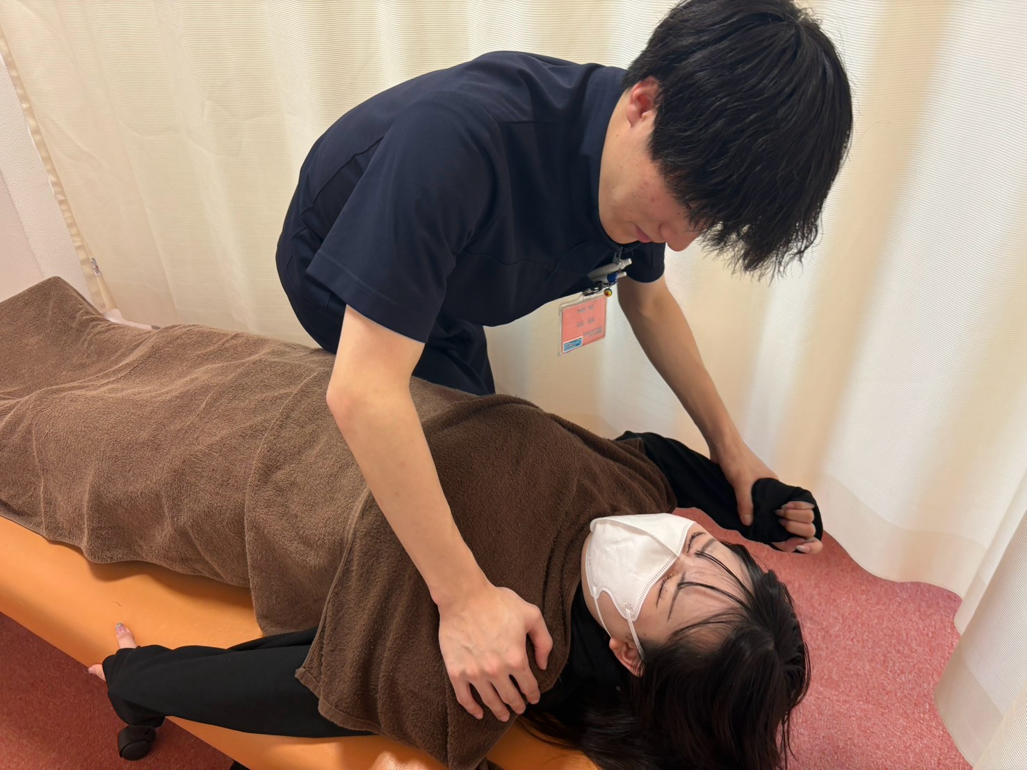 猫背改善のためストレッチポールを使用している様子