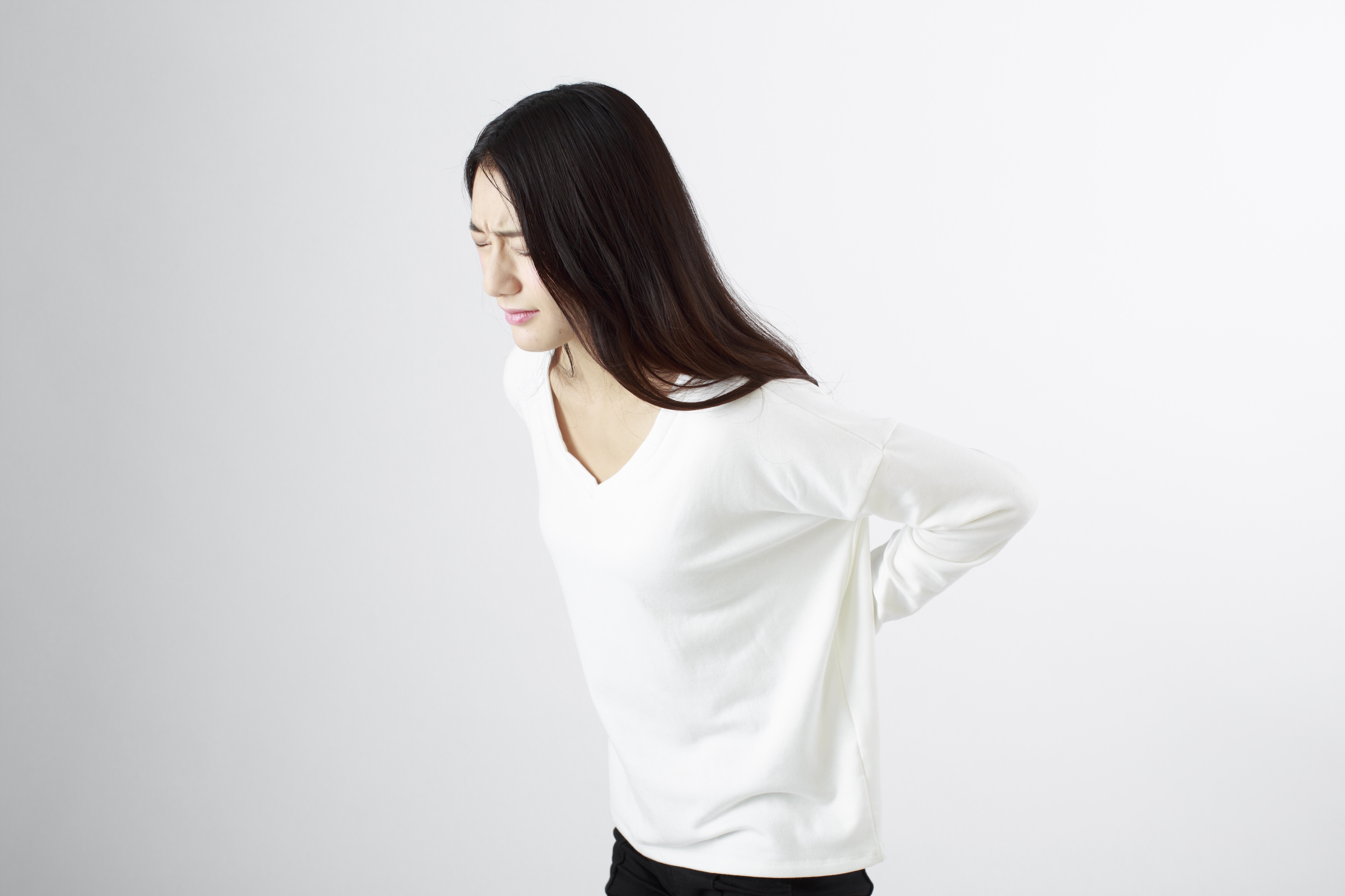 腰痛に悩む女性