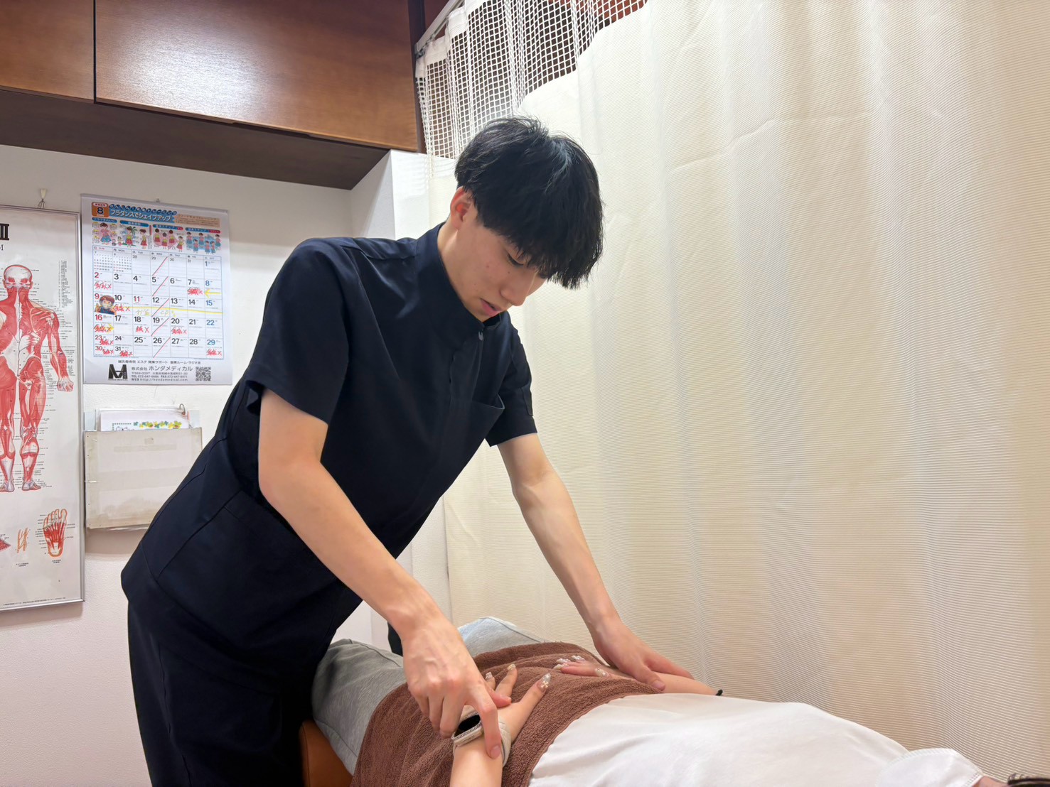 草津市で産後の骨盤や身体の状態を確認している様子