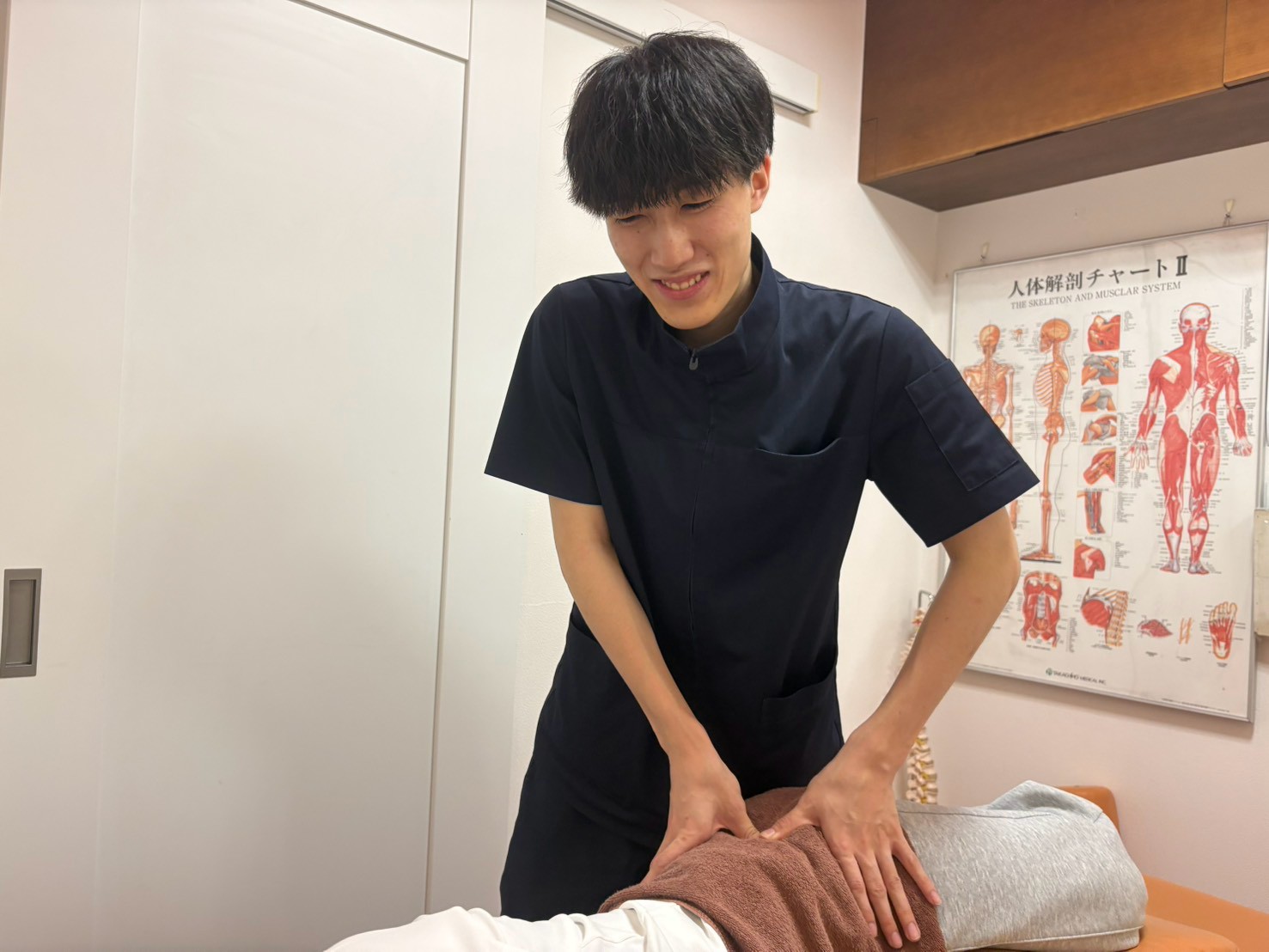草津市で産後のケア施術をしている様子