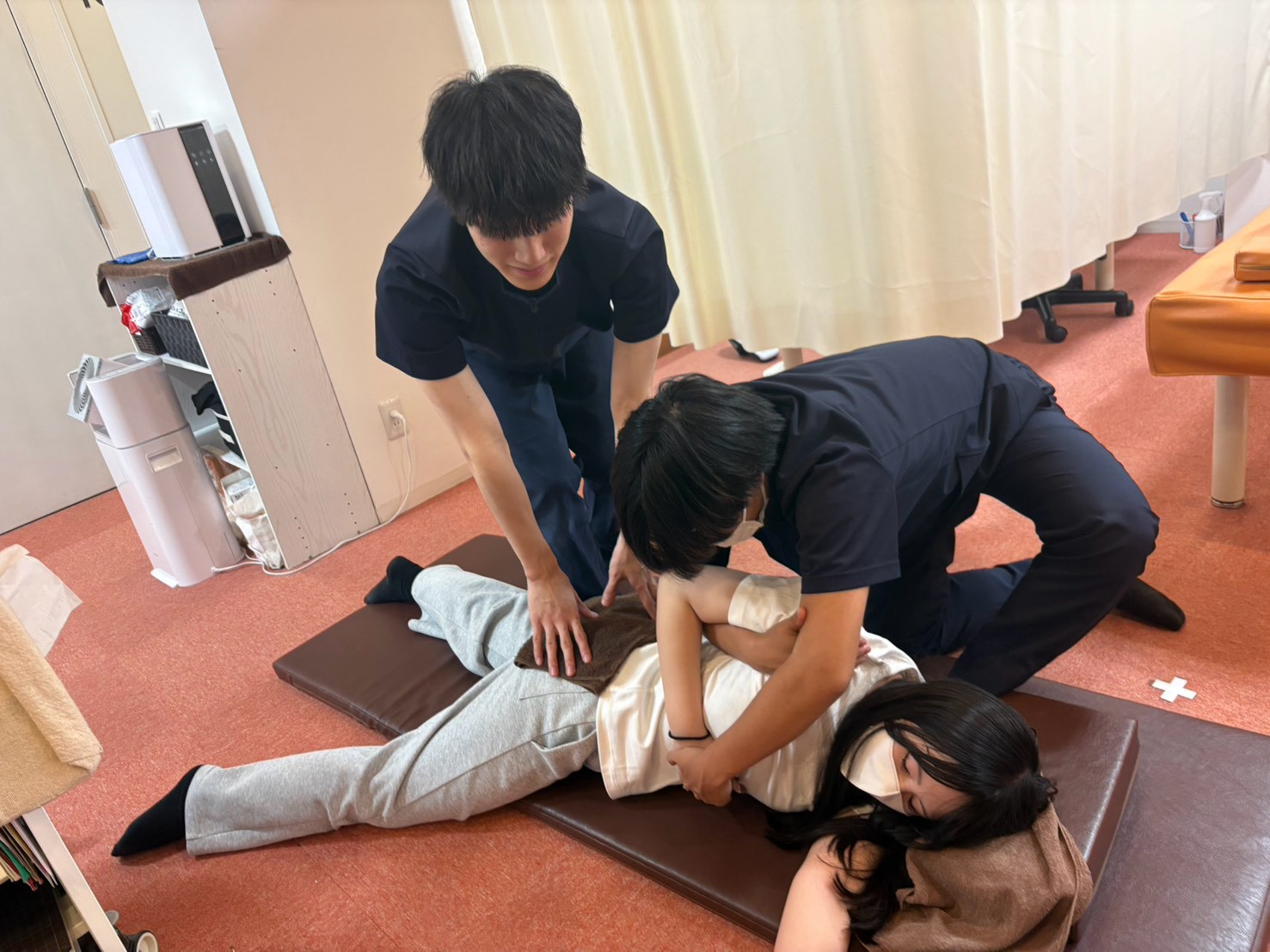 草津市で産後の骨盤矯正を行っている様子